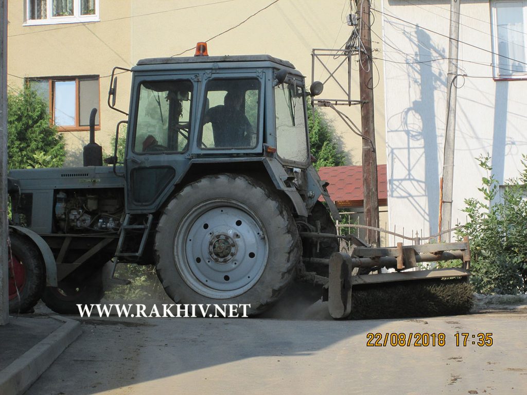 Рахів вул. Героїв АТО трактор чистить полотно дороги